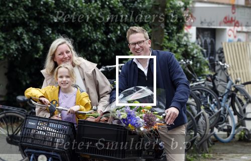 Amsterdam 3 juni 2024
Jair Ferwerda met bloemen van Arjan in Amsterdam zuid. Jair met zijn vrouw en dochter