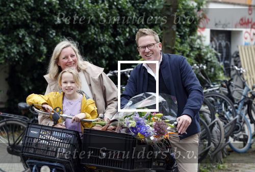 Amsterdam 3 juni 2024
Jair Ferwerda met bloemen van Arjan in Amsterdam zuid. Jair met zijn vrouw en dochter