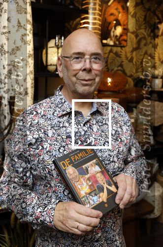 Noordwijk 25 juni 2024
Boek presentatie Timon Moll geschreven door Jan Dijkgraaf over de Familie Meiland . De presentatie was in de winkel van Montana Meiland en ook Martien Meiland en Erica Meiland waren aanwezig.