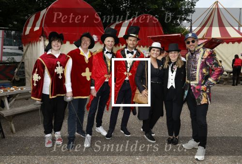 Lelystad 13 juni 2024
Rob kamphues en Jan Jaap v Roon organiseren met stichting groot hart een event , het grote race circus komt eraan, op de kartbaan in Lelystad .  Patrick Stoof is de presentator en ook Jack Plooij draagt zijn steentje bij. Jan Jaap v Roon met zoons en vriendin