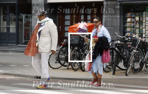 Amsterdam 30 juni 2024
John Leerdam met zijn vrouw in Amsterdam zuid . Hij reist met de trein .
