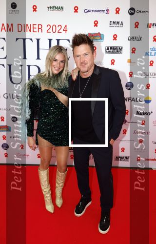 Amsterdam 8 juni 2024
Het Amsterdam diner in AFAS live . Vele Bekende mensen en zakenmensen kwamen naar het gala waar geld opgehaald wordt voor het aids fonds. Johnny de Mol en zijn vrouw Anouk de Mol