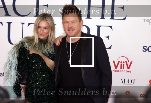 Amsterdam 8 juni 2024
Het Amsterdam diner in AFAS live . Vele Bekende mensen en zakenmensen kwamen naar het gala waar geld opgehaald wordt voor het aids fonds. Johnny de Mol en zijn vrouw Anouk de Mol