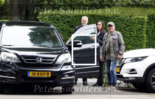 Rotterdam 14 juni 2024 
Begrafenis en besloten kring van Jan v Galen de vader van Rachel Hazes op begraafplaats Hofwijk in de witte kapel. Aanwezig beste vrienden Jaqueline Laats Jeanine Heruer Joop Kruis Ricardo Klaverdijk en Loes v Katwijk