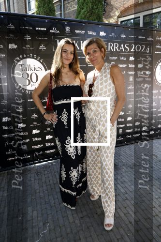 Amsterdam 6 juni 2024
Talkies terras awards bij het College Hotel .  Katharine Melu Pilates en dochter