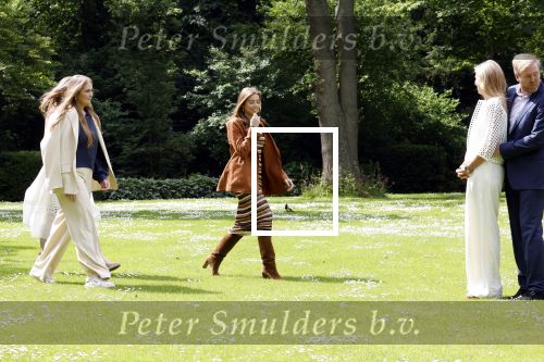 Den Haag 7 juni 2024
Fotouurte met de koninklijke familie op Huis ten Bosch .
Aanwezig Koning Willem Alexander Koningin Maxima Prinses Amalia Prinses Alexia Prinses Ariane en hun hondje Rambo.