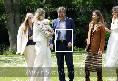 Den Haag 7 juni 2024
Fotouurte met de koninklijke familie op Huis ten Bosch .
Aanwezig Koning Willem Alexander Koningin Maxima Prinses Amalia Prinses Alexia Prinses Ariane en hun hondje Rambo.