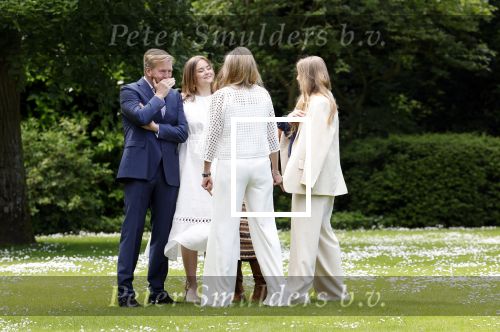 Den Haag 7 juni 2024
Fotouurte met de koninklijke familie op Huis ten Bosch .
Aanwezig Koning Willem Alexander Koningin Maxima Prinses Amalia Prinses Alexia Prinses Ariane en hun hondje Rambo.