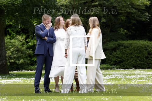 Den Haag 7 juni 2024
Fotouurte met de koninklijke familie op Huis ten Bosch .
Aanwezig Koning Willem Alexander Koningin Maxima Prinses Amalia Prinses Alexia Prinses Ariane en hun hondje Rambo.