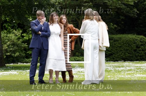 Den Haag 7 juni 2024
Fotouurte met de koninklijke familie op Huis ten Bosch .
Aanwezig Koning Willem Alexander Koningin Maxima Prinses Amalia Prinses Alexia Prinses Ariane en hun hondje Rambo.