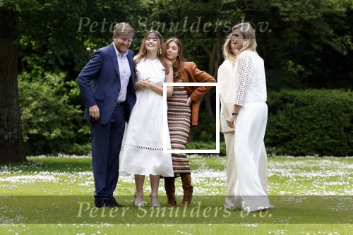 Den Haag 7 juni 2024
Fotouurte met de koninklijke familie op Huis ten Bosch .
Aanwezig Koning Willem Alexander Koningin Maxima Prinses Amalia Prinses Alexia Prinses Ariane en hun hondje Rambo.
