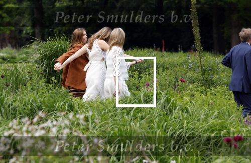 Den Haag 7 juni 2024
Fotouurte met de koninklijke familie op Huis ten Bosch .
Aanwezig Koning Willem Alexander Koningin Maxima Prinses Amalia Prinses Alexia Prinses Ariane en hun hondje Rambo.
