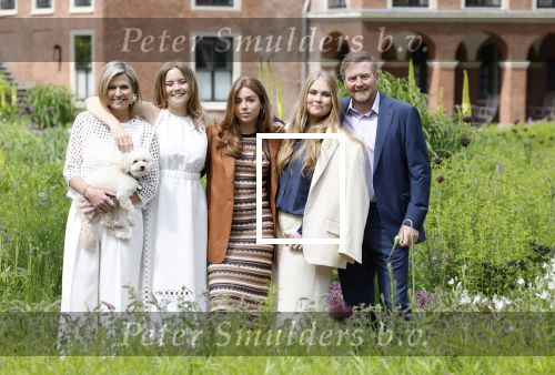 Den Haag 7 juni 2024
Fotouurte met de koninklijke familie op Huis ten Bosch .
Aanwezig Koning Willem Alexander Koningin Maxima Prinses Amalia Prinses Alexia Prinses Ariane en hun hondje Rambo.
