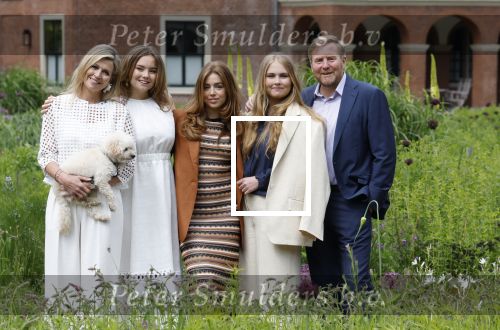 Den Haag 7 juni 2024
Fotouurte met de koninklijke familie op Huis ten Bosch .
Aanwezig Koning Willem Alexander Koningin Maxima Prinses Amalia Prinses Alexia Prinses Ariane en hun hondje Rambo.