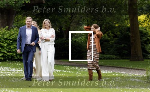 Den Haag 7 juni 2024
Fotouurte met de koninklijke familie op Huis ten Bosch .
Aanwezig Koning Willem Alexander Koningin Maxima Prinses Amalia Prinses Alexia Prinses Ariane en hun hondje Rambo.