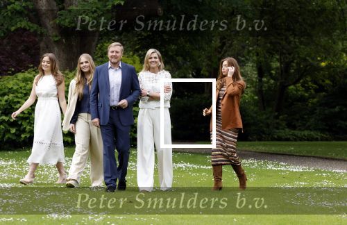 Den Haag 7 juni 2024
Fotouurte met de koninklijke familie op Huis ten Bosch .
Aanwezig Koning Willem Alexander Koningin Maxima Prinses Amalia Prinses Alexia Prinses Ariane en hun hondje Rambo.