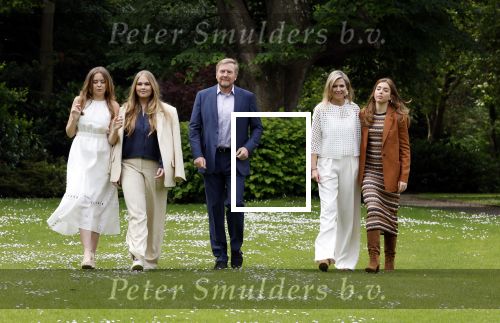 Den Haag 7 juni 2024
Fotouurte met de koninklijke familie op Huis ten Bosch .
Aanwezig Koning Willem Alexander Koningin Maxima Prinses Amalia Prinses Alexia Prinses Ariane en hun hondje Rambo.