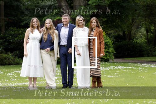 Den Haag 7 juni 2024
Fotouurte met de koninklijke familie op Huis ten Bosch .
Aanwezig Koning Willem Alexander Koningin Maxima Prinses Amalia Prinses Alexia Prinses Ariane en hun hondje Rambo.