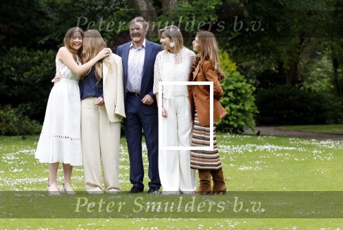 Den Haag 7 juni 2024
Fotouurte met de koninklijke familie op Huis ten Bosch .
Aanwezig Koning Willem Alexander Koningin Maxima Prinses Amalia Prinses Alexia Prinses Ariane en hun hondje Rambo.