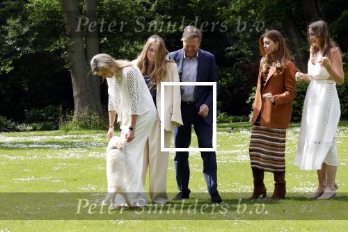 Den Haag 7 juni 2024
Fotouurte met de koninklijke familie op Huis ten Bosch .
Aanwezig Koning Willem Alexander Koningin Maxima Prinses Amalia Prinses Alexia Prinses Ariane en hun hondje Rambo.