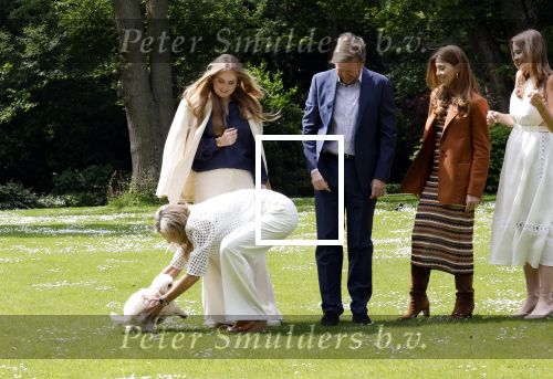 Den Haag 7 juni 2024
Fotouurte met de koninklijke familie op Huis ten Bosch .
Aanwezig Koning Willem Alexander Koningin Maxima Prinses Amalia Prinses Alexia Prinses Ariane en hun hondje Rambo.