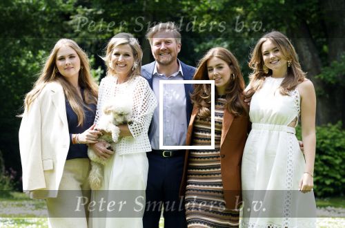 Den Haag 7 juni 2024
Fotouurte met de koninklijke familie op Huis ten Bosch .
Aanwezig Koning Willem Alexander Koningin Maxima Prinses Amalia Prinses Alexia Prinses Ariane en hun hondje Rambo.