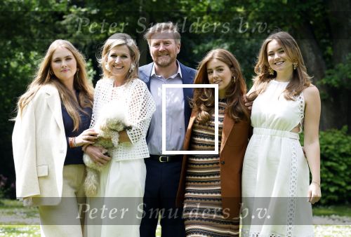 Den Haag 7 juni 2024
Fotouurte met de koninklijke familie op Huis ten Bosch .
Aanwezig Koning Willem Alexander Koningin Maxima Prinses Amalia Prinses Alexia Prinses Ariane en hun hondje Rambo.