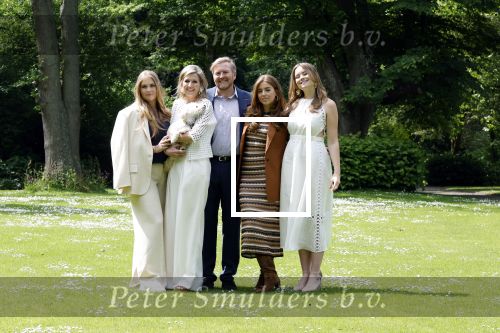 Den Haag 7 juni 2024
Fotouurte met de koninklijke familie op Huis ten Bosch .
Aanwezig Koning Willem Alexander Koningin Maxima Prinses Amalia Prinses Alexia Prinses Ariane en hun hondje Rambo.