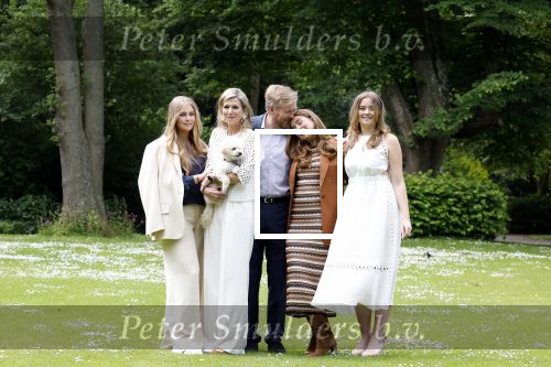 Den Haag 7 juni 2024
Fotouurte met de koninklijke familie op Huis ten Bosch .
Aanwezig Koning Willem Alexander Koningin Maxima Prinses Amalia Prinses Alexia Prinses Ariane en hun hondje Rambo.