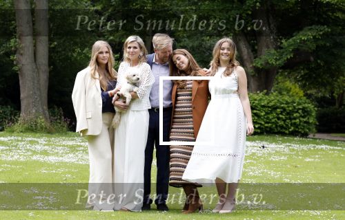 Den Haag 7 juni 2024
Fotouurte met de koninklijke familie op Huis ten Bosch .
Aanwezig Koning Willem Alexander Koningin Maxima Prinses Amalia Prinses Alexia Prinses Ariane en hun hondje Rambo.