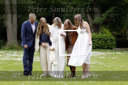 Den Haag 7 juni 2024
Fotouurte met de koninklijke familie op Huis ten Bosch .
Aanwezig Koning Willem Alexander Koningin Maxima Prinses Amalia Prinses Alexia Prinses Ariane en hun hondje Rambo.