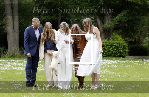 Den Haag 7 juni 2024
Fotouurte met de koninklijke familie op Huis ten Bosch .
Aanwezig Koning Willem Alexander Koningin Maxima Prinses Amalia Prinses Alexia Prinses Ariane en hun hondje Rambo.