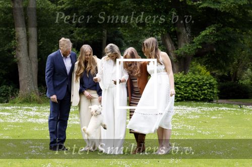 Den Haag 7 juni 2024
Fotouurte met de koninklijke familie op Huis ten Bosch .
Aanwezig Koning Willem Alexander Koningin Maxima Prinses Amalia Prinses Alexia Prinses Ariane en hun hondje Rambo.