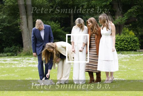 Den Haag 7 juni 2024
Fotouurte met de koninklijke familie op Huis ten Bosch .
Aanwezig Koning Willem Alexander Koningin Maxima Prinses Amalia Prinses Alexia Prinses Ariane en hun hondje Rambo.