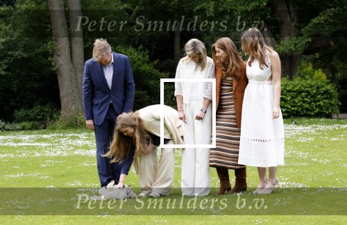 Den Haag 7 juni 2024
Fotouurte met de koninklijke familie op Huis ten Bosch .
Aanwezig Koning Willem Alexander Koningin Maxima Prinses Amalia Prinses Alexia Prinses Ariane en hun hondje Rambo.