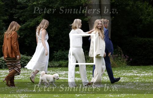 Den Haag 7 juni 2024
Fotouurte met de koninklijke familie op Huis ten Bosch .
Aanwezig Koning Willem Alexander Koningin Maxima Prinses Amalia Prinses Alexia Prinses Ariane en hun hondje Rambo.