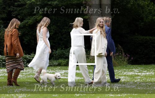 Den Haag 7 juni 2024
Fotouurte met de koninklijke familie op Huis ten Bosch .
Aanwezig Koning Willem Alexander Koningin Maxima Prinses Amalia Prinses Alexia Prinses Ariane en hun hondje Rambo.
