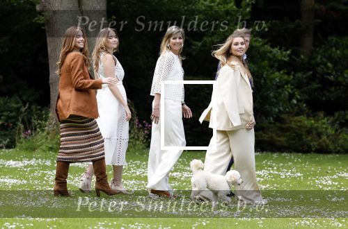 Den Haag 7 juni 2024
Fotouurte met de koninklijke familie op Huis ten Bosch .
Aanwezig Koning Willem Alexander Koningin Maxima Prinses Amalia Prinses Alexia Prinses Ariane en hun hondje Rambo.