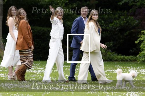 Den Haag 7 juni 2024
Fotouurte met de koninklijke familie op Huis ten Bosch .
Aanwezig Koning Willem Alexander Koningin Maxima Prinses Amalia Prinses Alexia Prinses Ariane en hun hondje Rambo.