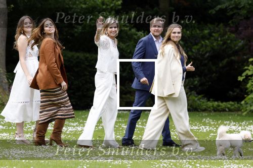 Den Haag 7 juni 2024
Fotouurte met de koninklijke familie op Huis ten Bosch .
Aanwezig Koning Willem Alexander Koningin Maxima Prinses Amalia Prinses Alexia Prinses Ariane en hun hondje Rambo.