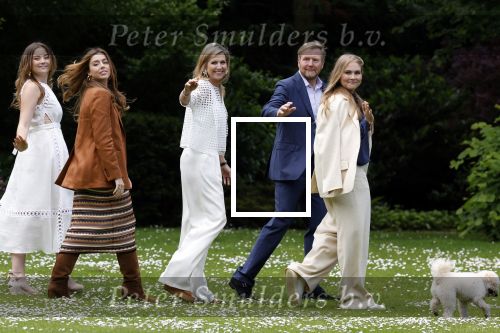 Den Haag 7 juni 2024
Fotouurte met de koninklijke familie op Huis ten Bosch .
Aanwezig Koning Willem Alexander Koningin Maxima Prinses Amalia Prinses Alexia Prinses Ariane en hun hondje Rambo.