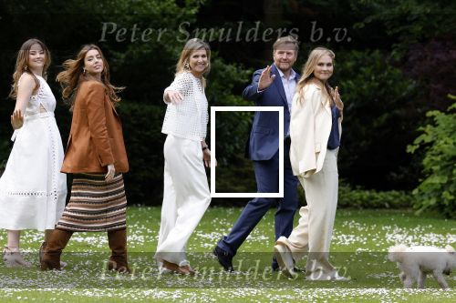Den Haag 7 juni 2024
Fotouurte met de koninklijke familie op Huis ten Bosch .
Aanwezig Koning Willem Alexander Koningin Maxima Prinses Amalia Prinses Alexia Prinses Ariane en hun hondje Rambo.