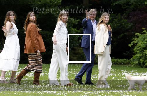 Den Haag 7 juni 2024
Fotouurte met de koninklijke familie op Huis ten Bosch .
Aanwezig Koning Willem Alexander Koningin Maxima Prinses Amalia Prinses Alexia Prinses Ariane en hun hondje Rambo.