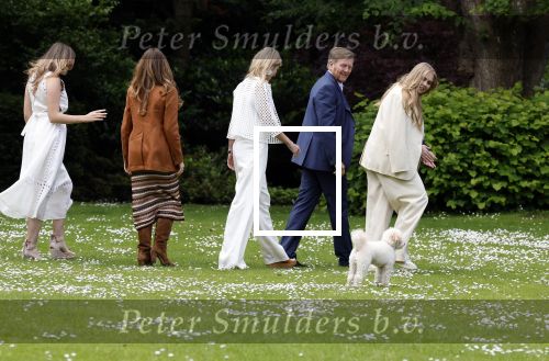 Den Haag 7 juni 2024
Fotouurte met de koninklijke familie op Huis ten Bosch .
Aanwezig Koning Willem Alexander Koningin Maxima Prinses Amalia Prinses Alexia Prinses Ariane en hun hondje Rambo.