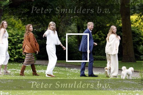 Den Haag 7 juni 2024
Fotouurte met de koninklijke familie op Huis ten Bosch .
Aanwezig Koning Willem Alexander Koningin Maxima Prinses Amalia Prinses Alexia Prinses Ariane en hun hondje Rambo.