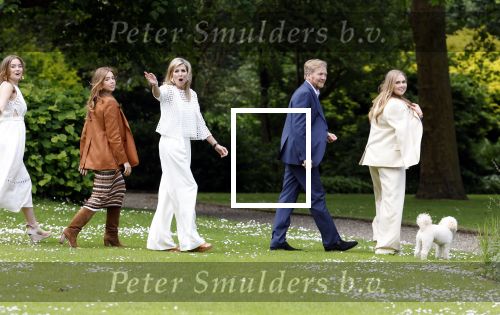 Den Haag 7 juni 2024
Fotouurte met de koninklijke familie op Huis ten Bosch .
Aanwezig Koning Willem Alexander Koningin Maxima Prinses Amalia Prinses Alexia Prinses Ariane en hun hondje Rambo.