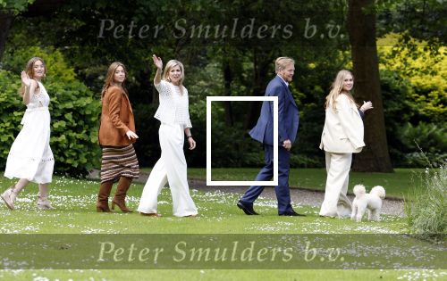 Den Haag 7 juni 2024
Fotouurte met de koninklijke familie op Huis ten Bosch .
Aanwezig Koning Willem Alexander Koningin Maxima Prinses Amalia Prinses Alexia Prinses Ariane en hun hondje Rambo.