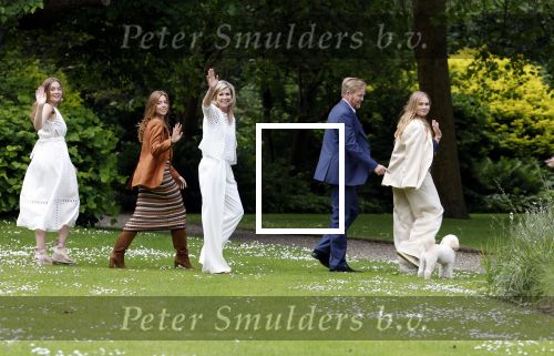 Den Haag 7 juni 2024
Fotouurte met de koninklijke familie op Huis ten Bosch .
Aanwezig Koning Willem Alexander Koningin Maxima Prinses Amalia Prinses Alexia Prinses Ariane en hun hondje Rambo.