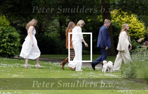 Den Haag 7 juni 2024
Fotouurte met de koninklijke familie op Huis ten Bosch .
Aanwezig Koning Willem Alexander Koningin Maxima Prinses Amalia Prinses Alexia Prinses Ariane en hun hondje Rambo.