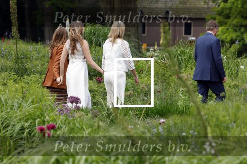 Den Haag 7 juni 2024
Fotouurte met de koninklijke familie op Huis ten Bosch .
Aanwezig Koning Willem Alexander Koningin Maxima Prinses Amalia Prinses Alexia Prinses Ariane en hun hondje Rambo.